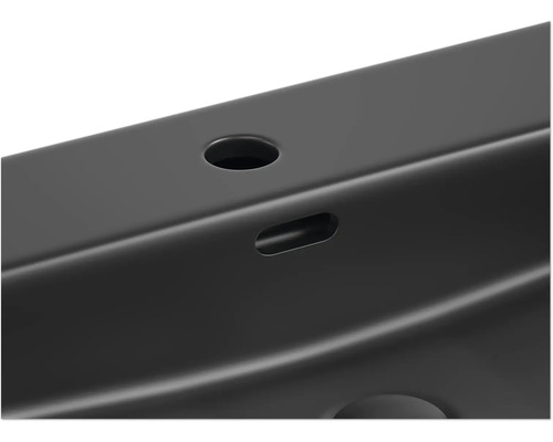 Detailansicht eines schwarzen Metallprofils mit Löchern und Aussparungen.