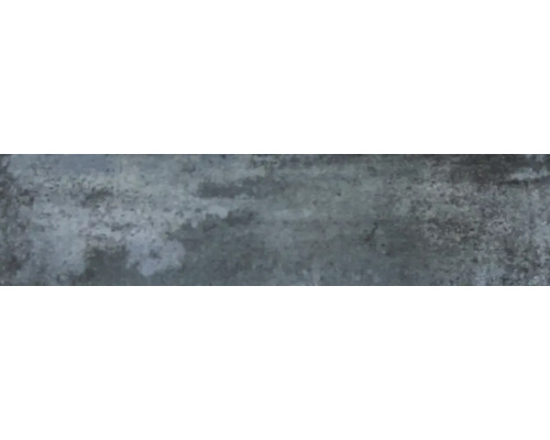 Steingut Wandfliese Mojave denim brick 6x25 cm blau grau glänzend Nahaufnahme einer dunkelgrauen Betonoberfläche