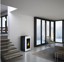 Wohnraum mit Pelletofen, Treppe und Fensterfront mit Winterlandschaft