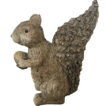 Dekorative Eichhörnchenfigur für den Garten mit Nuss