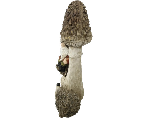Gartenzwergfigur, die an einem Pilz lehnt, aus Kunststein gefertigt.
