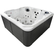 Quadratischer Whirlpool mit Düsen und Paneelen