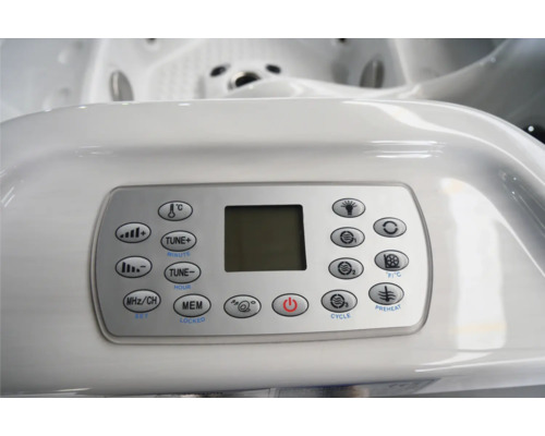 Bedienfeld eines Whirlpools mit Display und verschiedenen Tasten