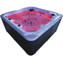 Quadratischer Whirlpool mit roter Innenbeleuchtung