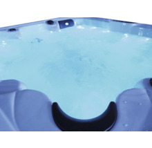 Nahaufnahme eines Whirlpools gefüllt mit Wasser