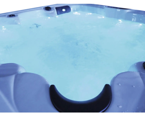 Nahaufnahme eines Whirlpools gefüllt mit Wasser