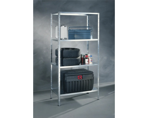 Metallregal mit vier Ebenen, beladen mit Reifen, Werkzeugkisten und Behältern zur Lagerung