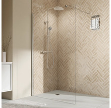 Begehbare Dusche mit Kopfbrause, Handbrause und Handtuchhalter vor einer Wand mit Fischgrätenmuster