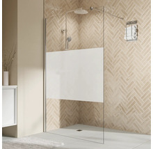 Begehbare Dusche mit teilweiser Sichtschutzfolie, Kopfbrause, Handbrause und Handtuchhalter vor Fliesenwand im Fischgrätmuster