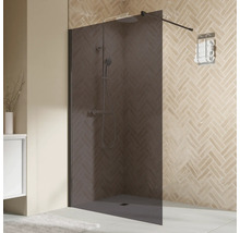 Badezimmer mit Duschwand, Duscharmatur und Handtuchhalter