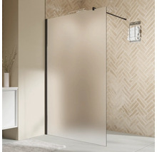 Duschwand aus Glas mit schwarzem Rahmen in einem Badezimmer