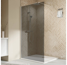 Badezimmer mit Duschkabine aus Glas und Duscharmatur.