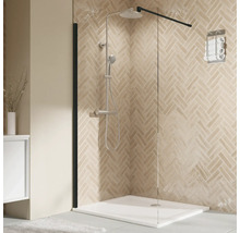 Begehbare Dusche mit Duschkopf und Handbrause vor einer Wand mit Fischgrätenmuster