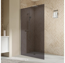 Begehbare Dusche mit Duschkopf und Handtuchhalter im Badezimmer