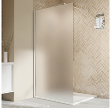 Duschwand aus satiniertem Glas in einem Badezimmer mit hellen Fliesen und Badmöbeln.