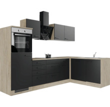 Moderne Küche mit Einbaubackofen, Dunstabzugshaube, Spüle und Schränken