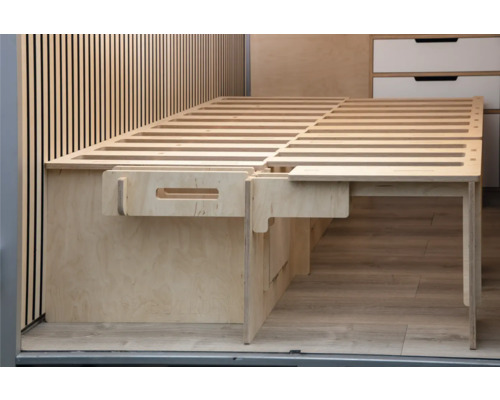 Bettgestell aus Holz mit Lattenrost
