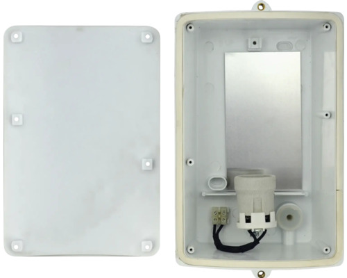 Leere Verteilerdose mit Deckel, inklusive Fassung