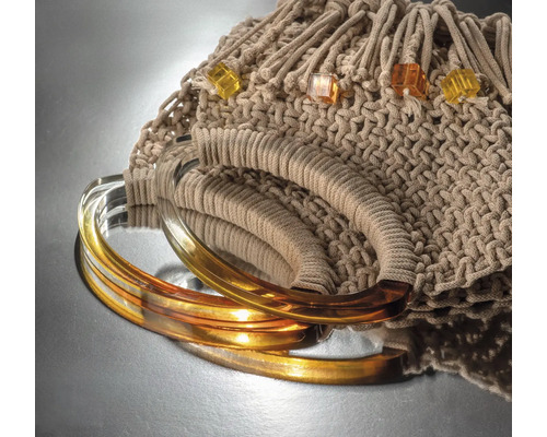 Gehäkelte Tasche mit Griffen aus Kunststoff