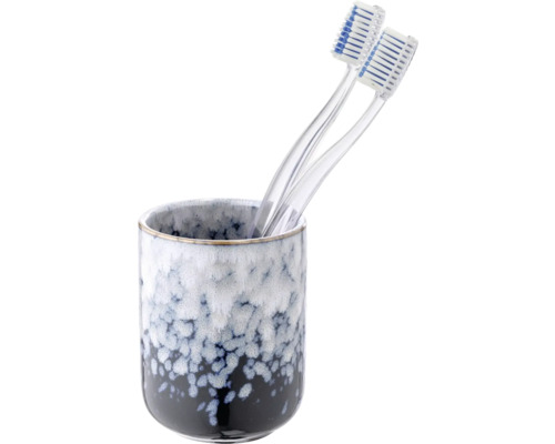 Zahnbürsten in einem Zahnputzbecher aus Keramik