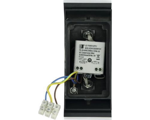 Detailaufnahme einer LED-Stromversorgung in einem Gehäuse mit elektrischen Anschlüssen