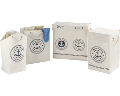 Mehrere Wäschekörbe mit maritimen Motiven und Beschriftungen für helle und dunkle Wäsche