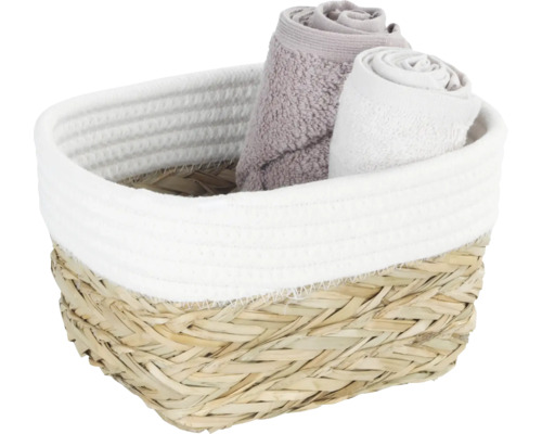 Korb aus Seegras mit Handtüchern