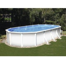 Ovaler Pool im Garten mit weißer Umrandung