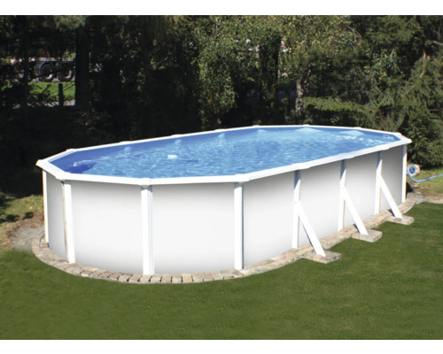 Ovaler Pool im Garten mit weißer Umrandung