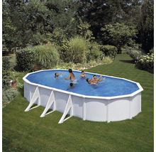 Ovaler Pool mit spielenden Menschen im Garten.