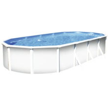 Ovaler Swimmingpool mit Stahlwandkonstruktion, gefüllt mit Wasser.
