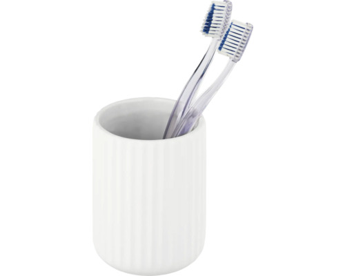 Zwei Zahnbürsten in einem weißen, gerillten Becher für das Badezimmer