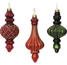 Drei dekorative Christbaumkugeln in verschiedenen Designs