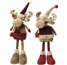 Zwei Elchfiguren mit Mütze und Schal als Weihnachtsdekoration