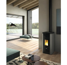 Wohnzimmer mit Pelletofen, Sitzgelegenheiten und Holzboden für eine gemütliche Atmosphäre