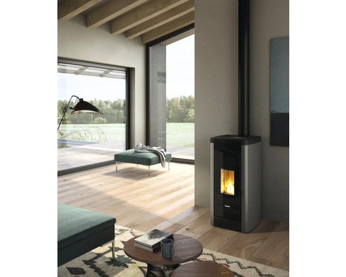 Wohnzimmer mit Pelletofen, Sitzgelegenheiten und Holzboden für eine gemütliche Atmosphäre