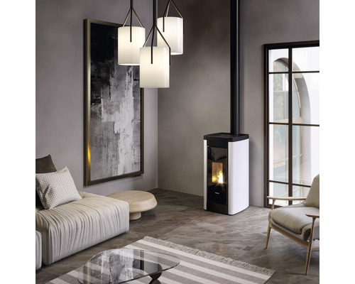 Wohnzimmer mit Pelletofen, Sofa, Lampe und Gemälde