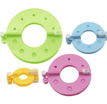 Pompon-Bastelset mit vier Werkzeugen in verschiedenen Größen