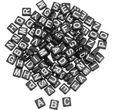 Schwarze Buchstabenperlen zum Basteln