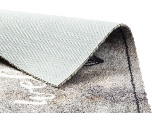 Detailansicht einer Fußmatte mit Schriftzug und rutschfester Rückseite