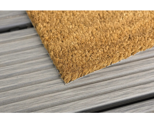 Fußmatte aus Kokosfasern auf einem Holzboden