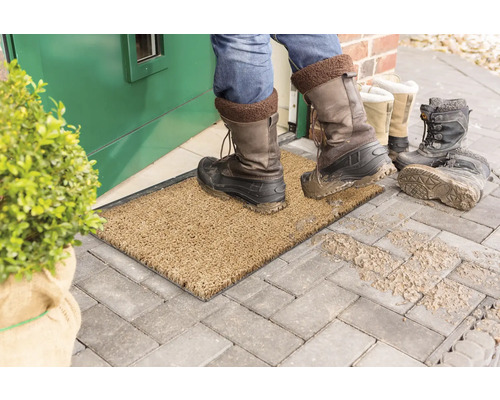 "Person betritt Fußmatte vor einer Haustür