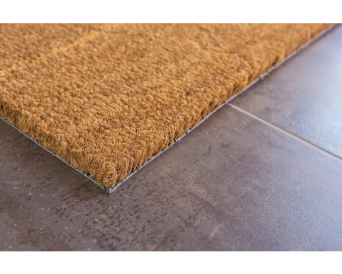 Fußmatte aus Kokosfasern auf Fliesenboden