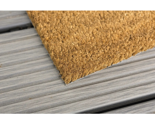 Fußmatte aus Kokosfaser auf Holzuntergrund