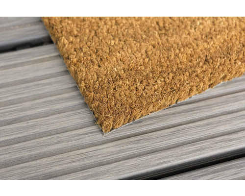 Fußmatte aus Kokosfaser auf einem Holzboden