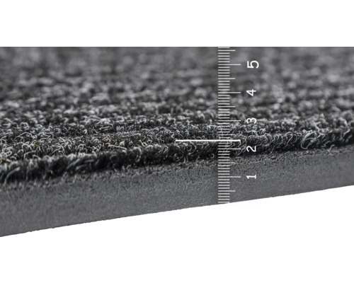 Nahaufnahme einer Fußmatte mit Messskala zur Bestimmung der Dicke