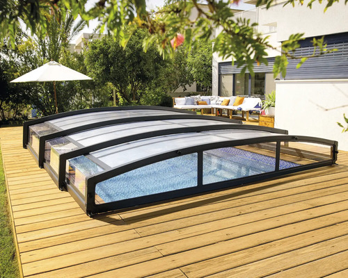 Schwimmbadabdeckung auf einer Holzterrasse in einem Garten.
