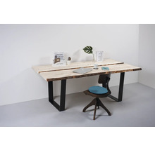 Schreibtisch mit Holzplatte und Metallbeinen, zusammen mit einem Stuhl in einem Arbeitsbereich