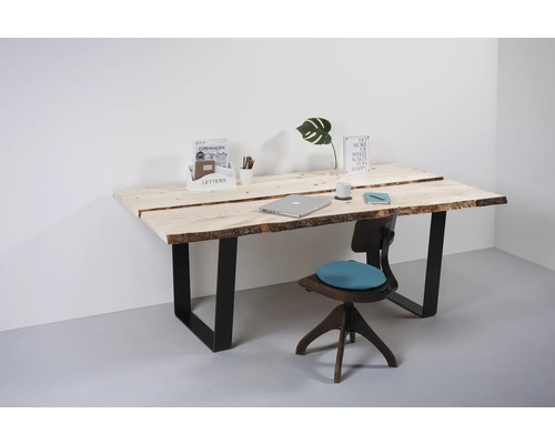 Massivholzbrett Schwarzwald Tanne zweiseitig unbesäumt 1220 x 330 x 40 mm Schreibtisch mit Holzplatte und Metallbeinen, zusammen mit einem Stuhl in einem Arbeitsbereich