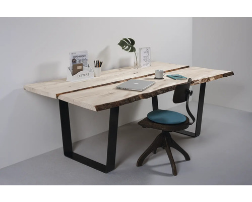 Schreibtisch aus Holz mit schwarzem Metallgestell und einem Stuhl